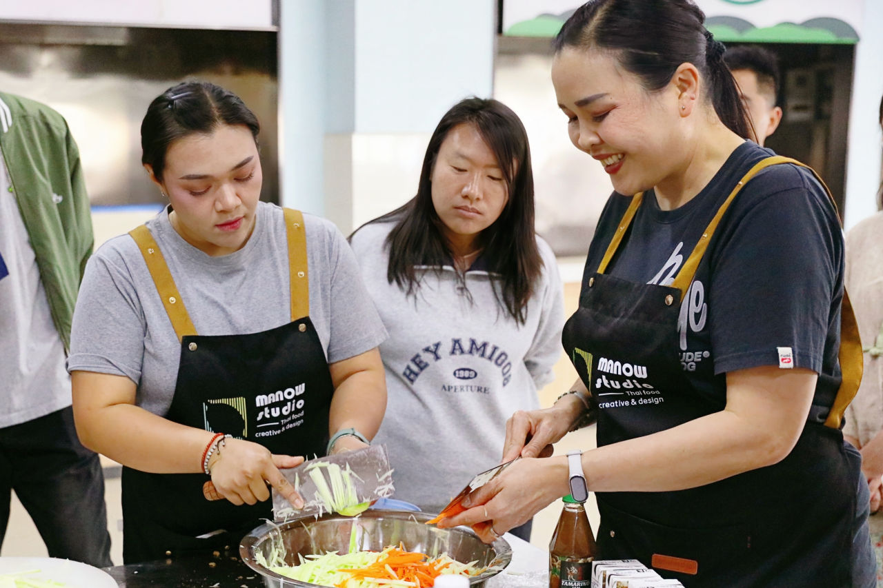云南商务职业学院举行泰国菜制作团学活动