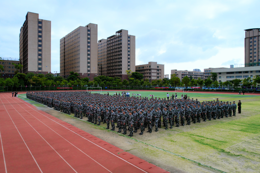 云南商务职业学院2025级新生开学典礼暨军训启动仪式顺利举行