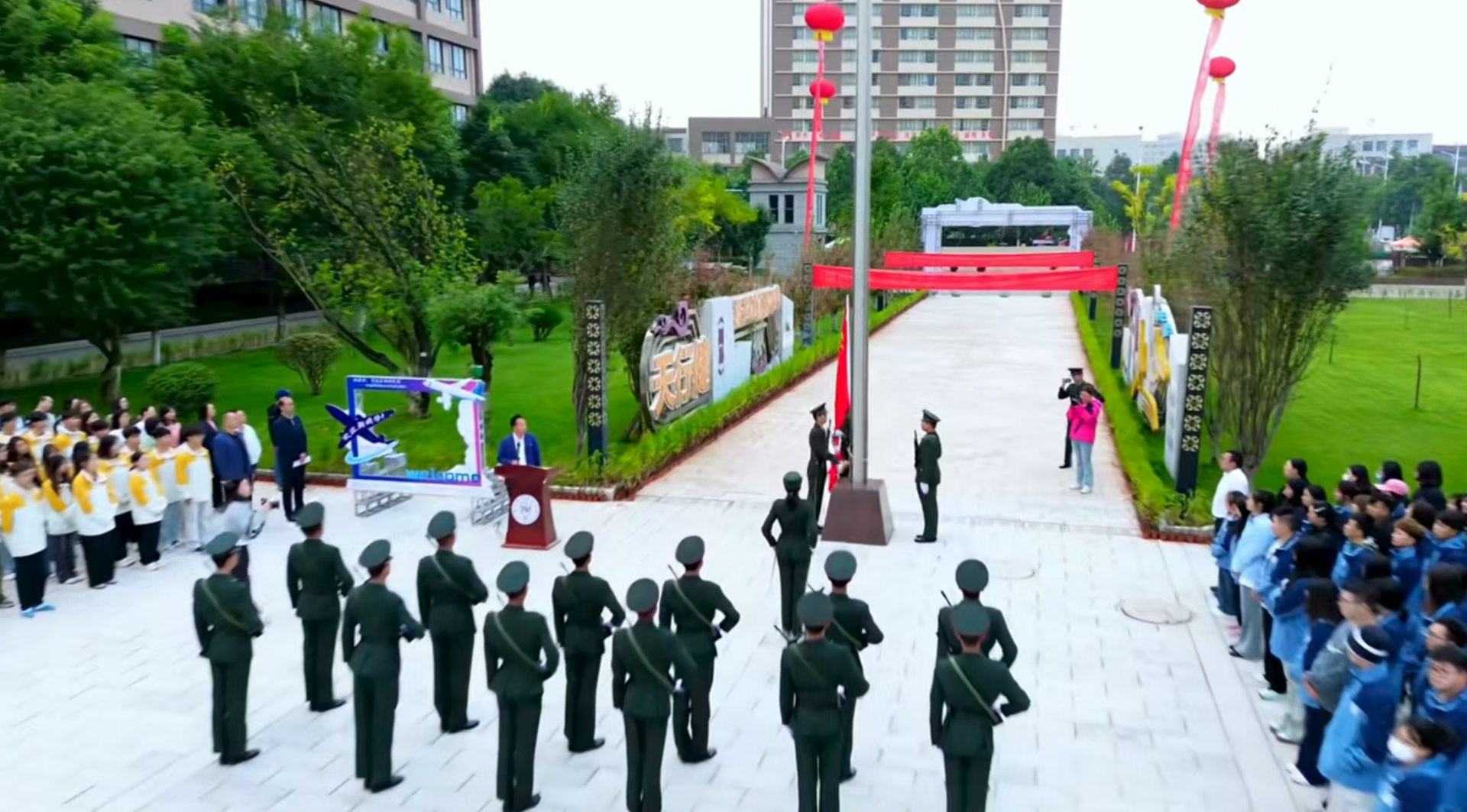 开学第一课 | 云南商务职业学院举行2025年秋季学期“开学第一课”暨国旗下的党课第一讲